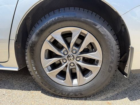Used 2024 Toyota Sienna LE AWD/4WD image 7