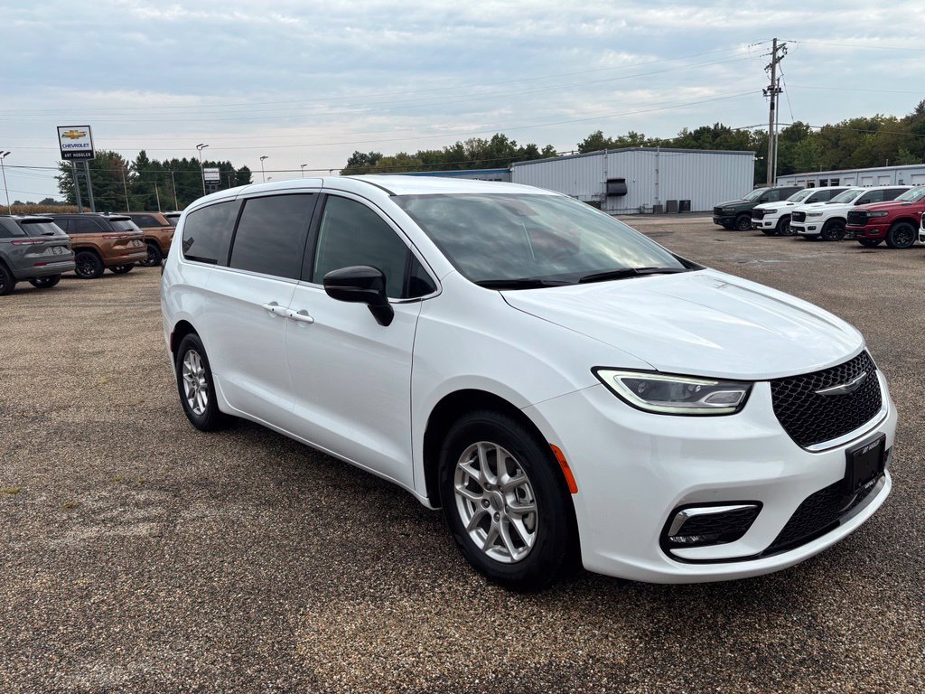 Used 2025 Chrysler Pacifica Select FWD image 7