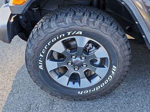 Used 2022 Jeep Wrangler Unlimited Sahara w/ Cold Weather Group image 9