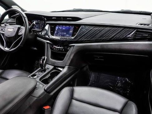 Used 2025 Cadillac XT6 Premium Luxury image 4