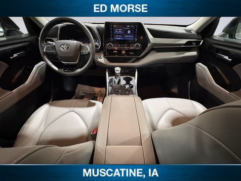 Used 2021 Toyota Highlander XLE AWD/4WD image 10