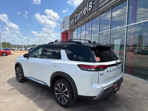 New 2026 Nissan Pathfinder Platinum image 2