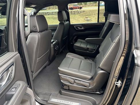 Used 2024 Chevrolet Suburban Premier image 18