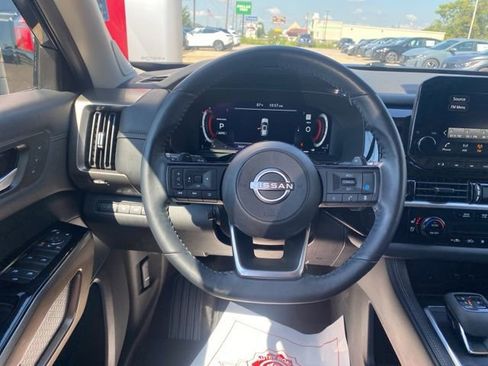 Used 2024 Nissan Pathfinder Platinum image 15