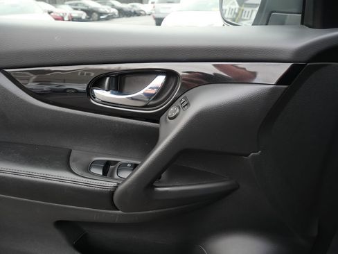 Used 2020 Nissan Rogue Sport SV image 13