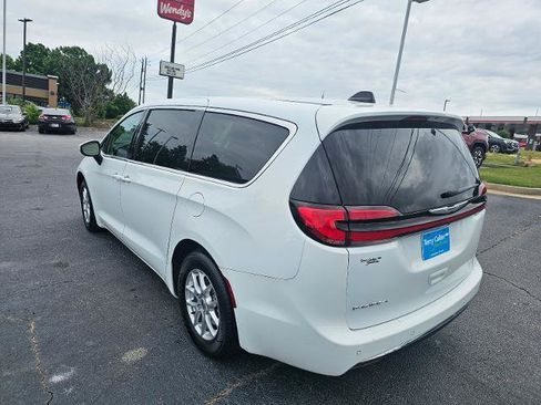 Used 2023 Chrysler Pacifica Touring-L FWD image 37