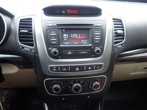 Used 2015 Kia Sorento LX AWD/4WD image 4