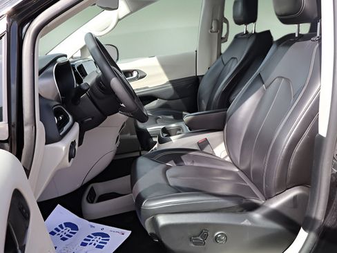Used 2023 Chrysler Pacifica Touring-L FWD image 12
