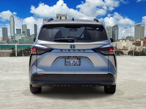 Used 2023 Toyota Sienna XLE w/ XLE Plus Package FWD image 5