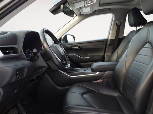 Used 2020 Toyota Highlander XLE image 9