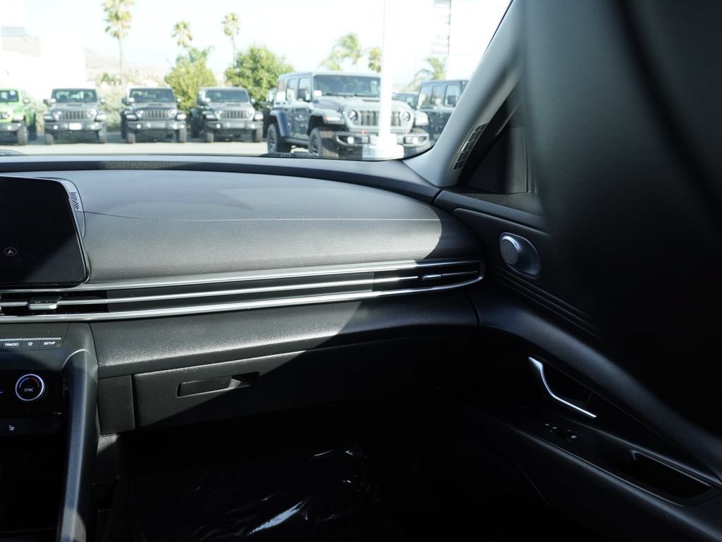 Used 2024 Hyundai Elantra Limited FWD image 37