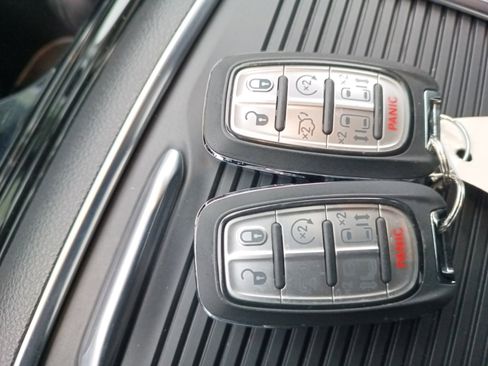 Certified 2024 Chrysler Pacifica Limited image 26