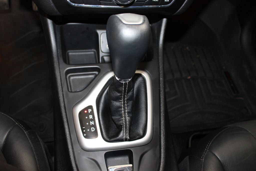 Used 2018 Jeep Cherokee Latitude Plus FWD image 39