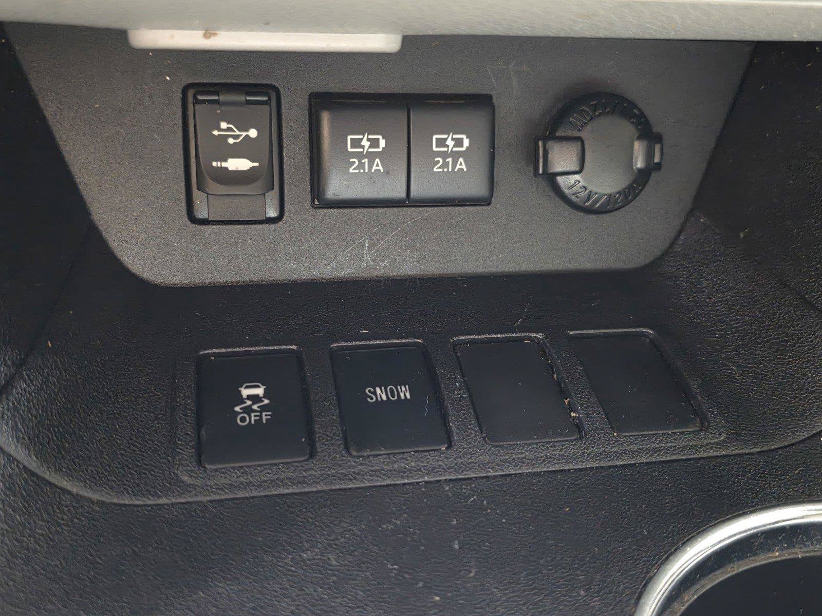 Used 2017 Toyota Highlander Plus FWD image 29