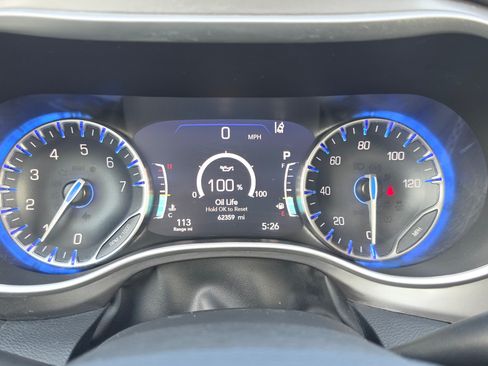 Used 2024 Chrysler Pacifica Touring-L FWD image 18