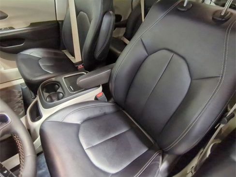 Used 2024 Chrysler Pacifica Select image 19