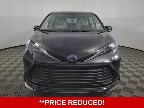 Used 2024 Toyota Sienna LE image 2