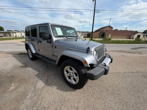 Used 2013 Jeep Wrangler Unlimited Sahara w/ Connectivity Group AWD/4WD image 2