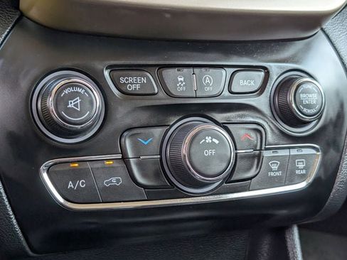 Used 2017 Jeep Cherokee Latitude w/ Cold Weather Group AWD/4WD image 17