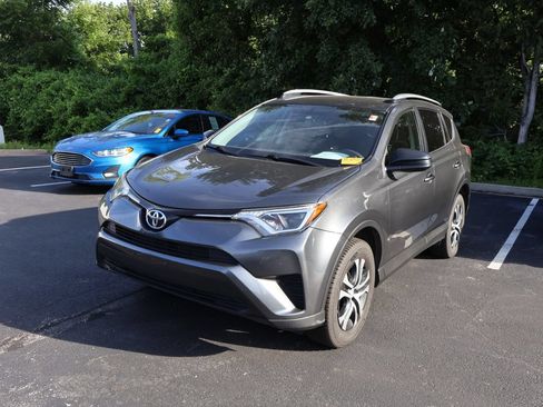 Used 2016 Toyota RAV4 LE AWD/4WD image 3