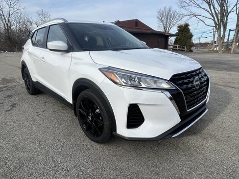 Used 2022 Nissan Kicks SV image 3