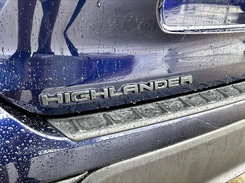 Used 2022 Toyota Highlander LE FWD image 30