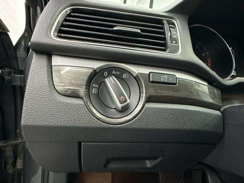 Used 2018 Volkswagen Passat 2.0T SE FWD image 32