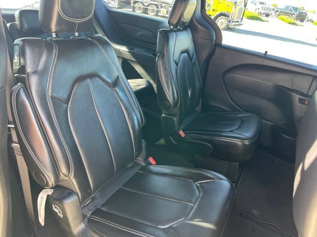 Used 2025 Chrysler Pacifica Select FWD image 16