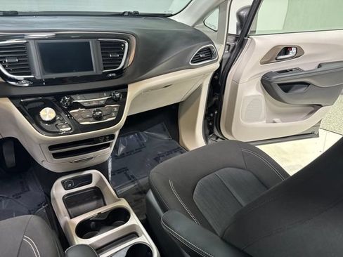 Used 2020 Chrysler Voyager LX FWD image 22
