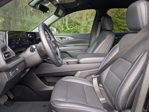 Used 2025 Chevrolet Traverse LT image 14