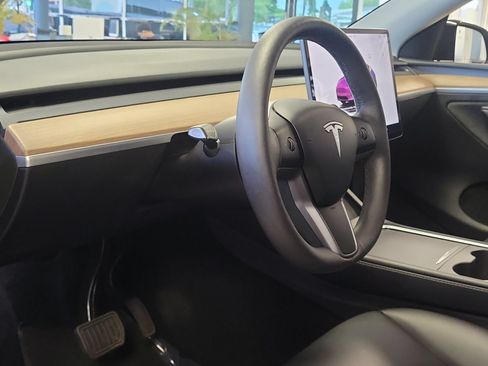 Used 2025 Tesla Model Y Long Range RWD image 11