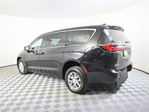 Used 2025 Chrysler Pacifica Select FWD image 6