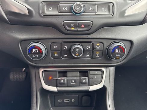 Used 2022 GMC Terrain SLE w/ Driver Convenience Package image 17