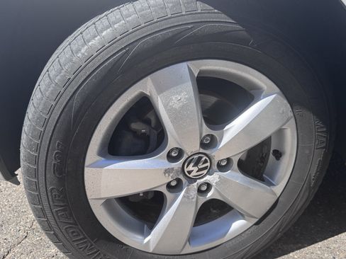 Used 2011 Volkswagen Routan SEL FWD image 61