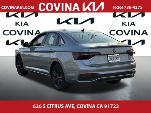 Used 2024 Volkswagen Jetta SE w/ Panoramic Sunroof Package image 6