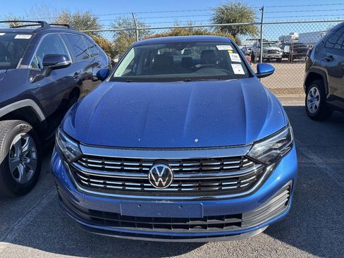 Used 2024 Volkswagen Jetta SE image 2