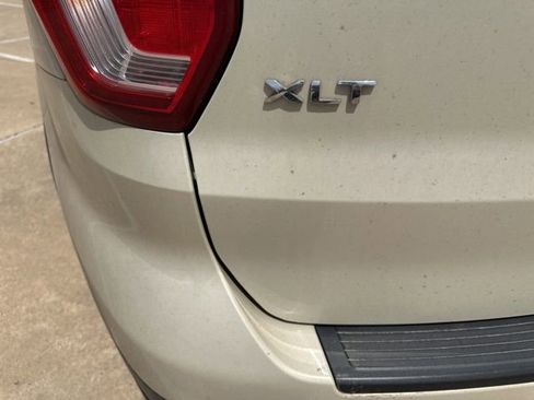 Used 2018 Ford Explorer XLT FWD image 4