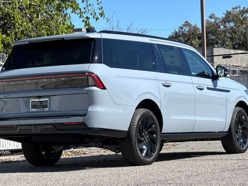New 2026 Lincoln Navigator L Reserve w/ Jet Appearance Package AWD/4WD image 4