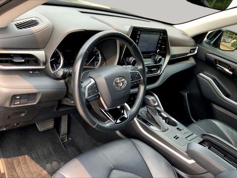 Used 2021 Toyota Highlander XLE FWD image 18