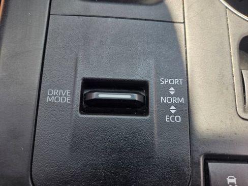 Used 2021 Toyota Highlander LE FWD image 25
