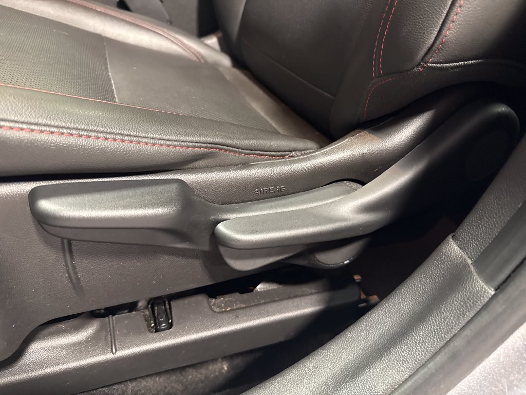 Used 2025 Chevrolet Trax RS w/ Sunroof Package FWD image 29