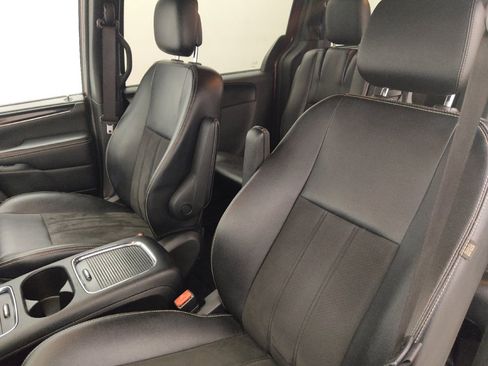 Used 2019 Dodge Grand Caravan SXT w/ Blacktop Package FWD image 17
