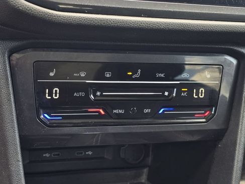 Used 2024 Volkswagen Tiguan SE w/ Panoramic Sunroof Package FWD image 19