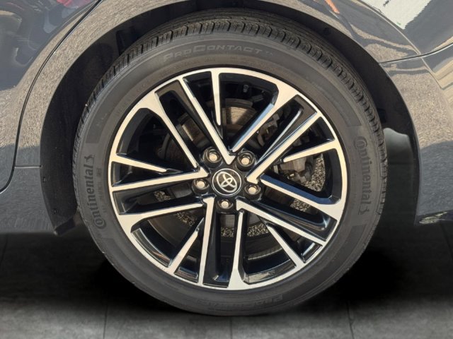 Used 2025 Toyota Camry XLE FWD image 6