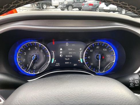 Used 2024 Chrysler Pacifica Touring-L image 15