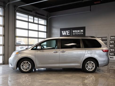 Used 2017 Toyota Sienna XLE image 1