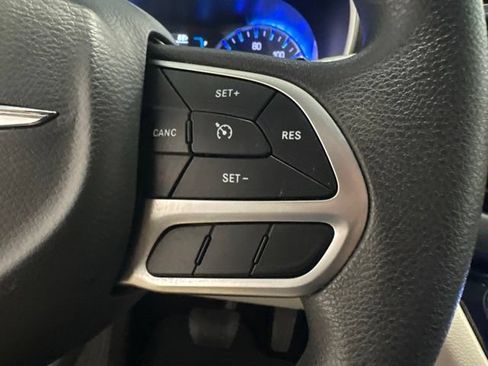 Used 2018 Chrysler Pacifica L FWD image 16