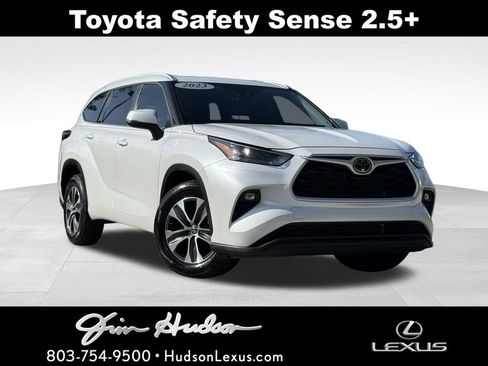 Used 2023 Toyota Highlander XLE FWD image 1