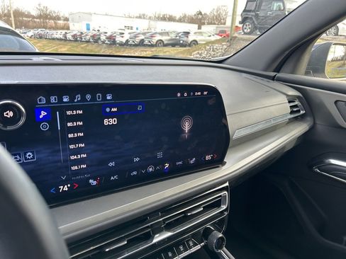 Used 2025 Chevrolet Traverse LT image 8