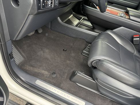 Used 2024 Lincoln Navigator Premiere AWD/4WD image 25
